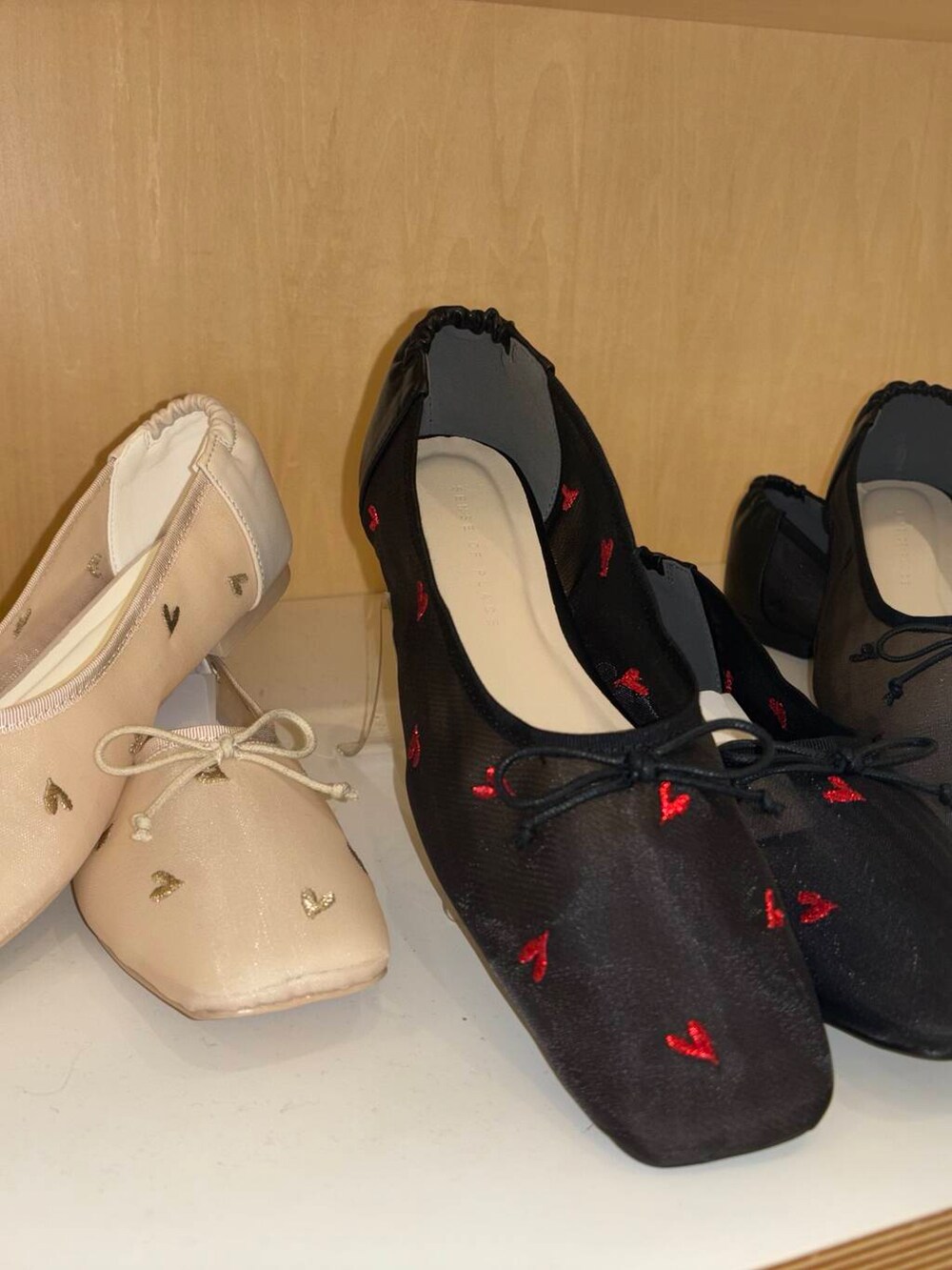 ブラック系のバレエシューズ、シルバー系のボストンバッグ、ブルー系のシャツ/ブラウスを着用したレディースの冬コーディネートの5枚目の写真