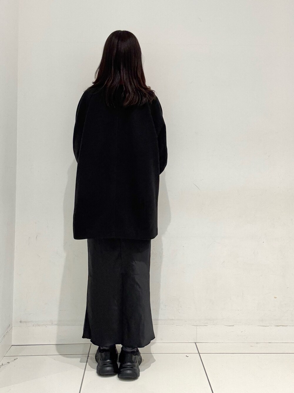 ブラック系のローファー、ブラック系のその他アウター、ブラック系のスカートを着用したレディースの秋コーディネートの3枚目の写真