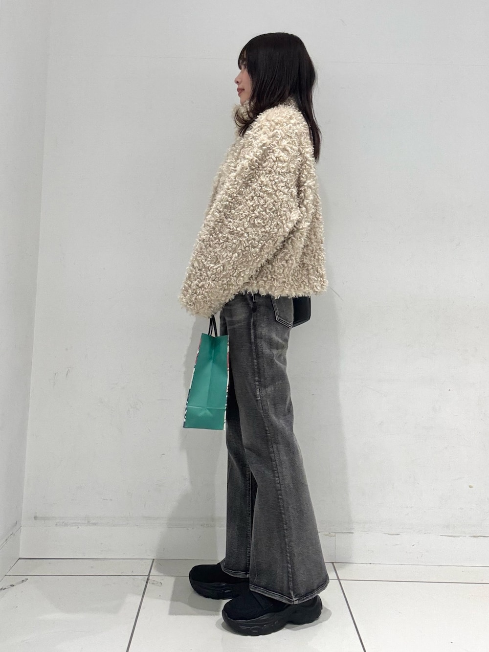 ホワイト系のその他アウター、ブラック系のその他パンツ、ブラック系のローファーを着用したレディースの秋コーディネートの2枚目の写真