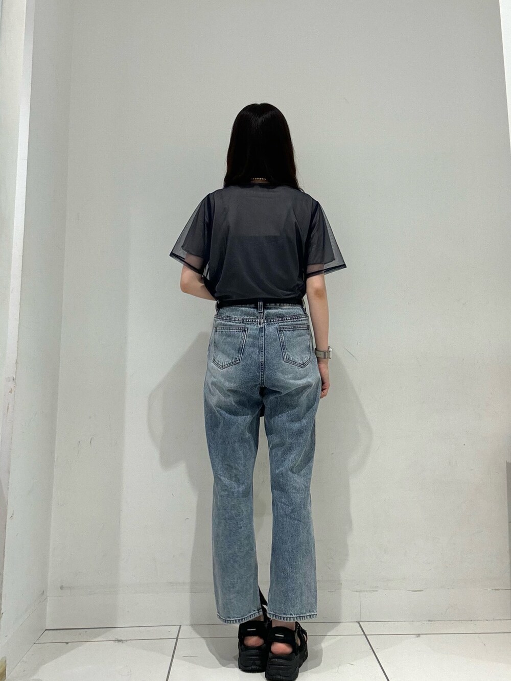 ブルー系のTシャツ/カットソー、ブルー系のデニムパンツ、ブラック系のトートバッグを着用したレディースの夏コーディネートの3枚目の写真