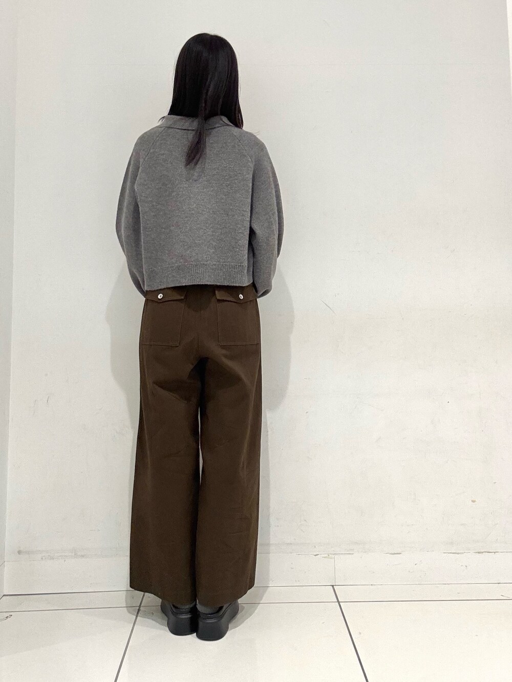 グレー系のカーディガン/ボレロ、ホワイト系のTシャツ/カットソー、ブラック系のショルダーバッグを着用したレディースの冬コーディネートの3枚目の写真