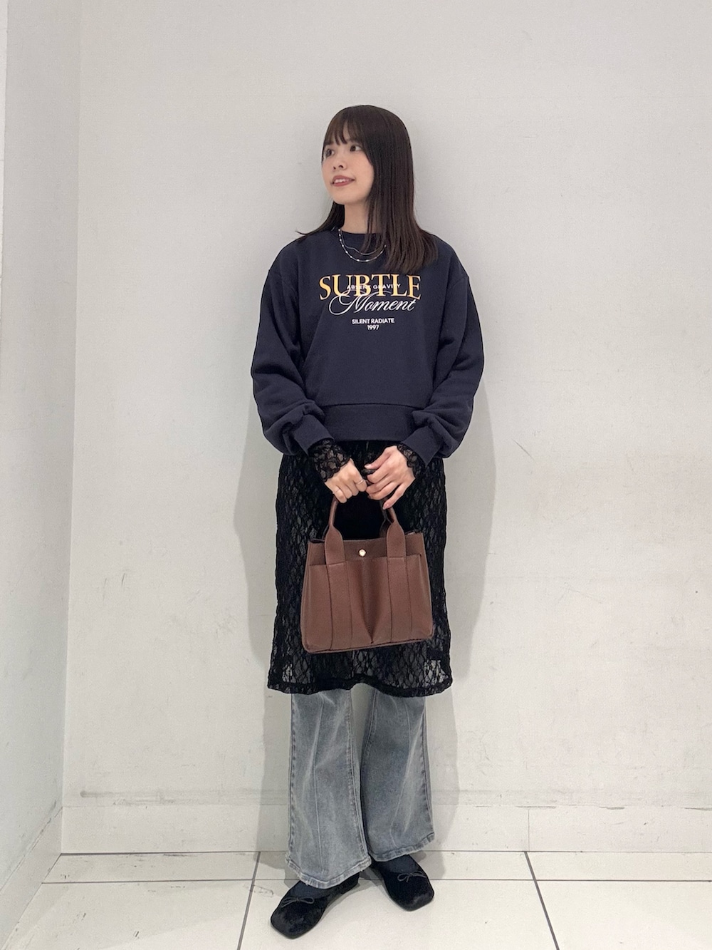 ブルー系のスウェット、ブルー系のその他パンツ、ブラック系のワンピースを着用したレディースの秋コーディネートの4枚目の写真