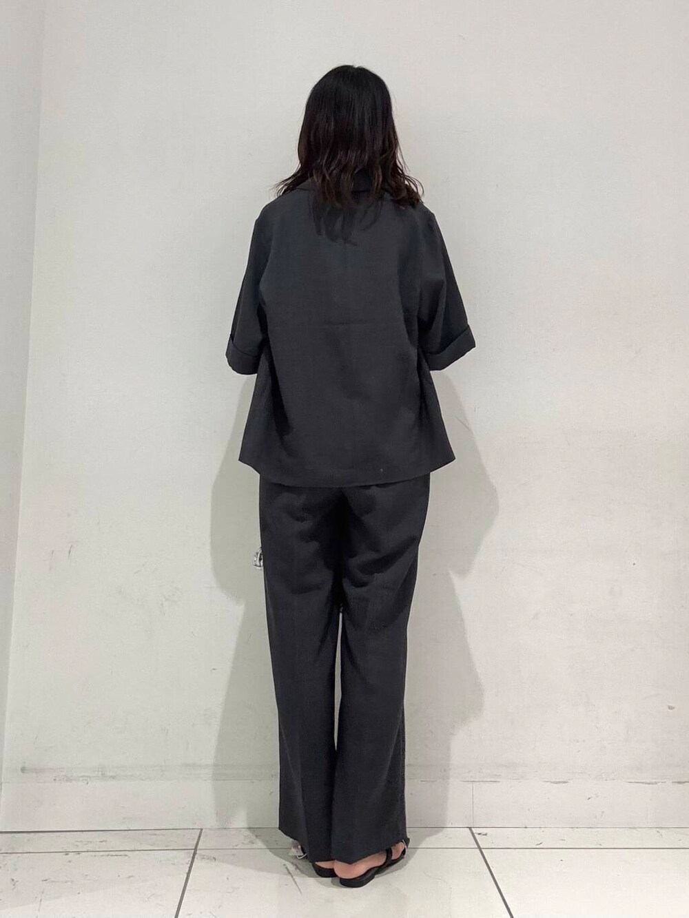 シルバー系のハンドバッグ、グレー系のその他パンツ、グレー系のその他アウターを着用したレディースの夏コーディネートの3枚目の写真
