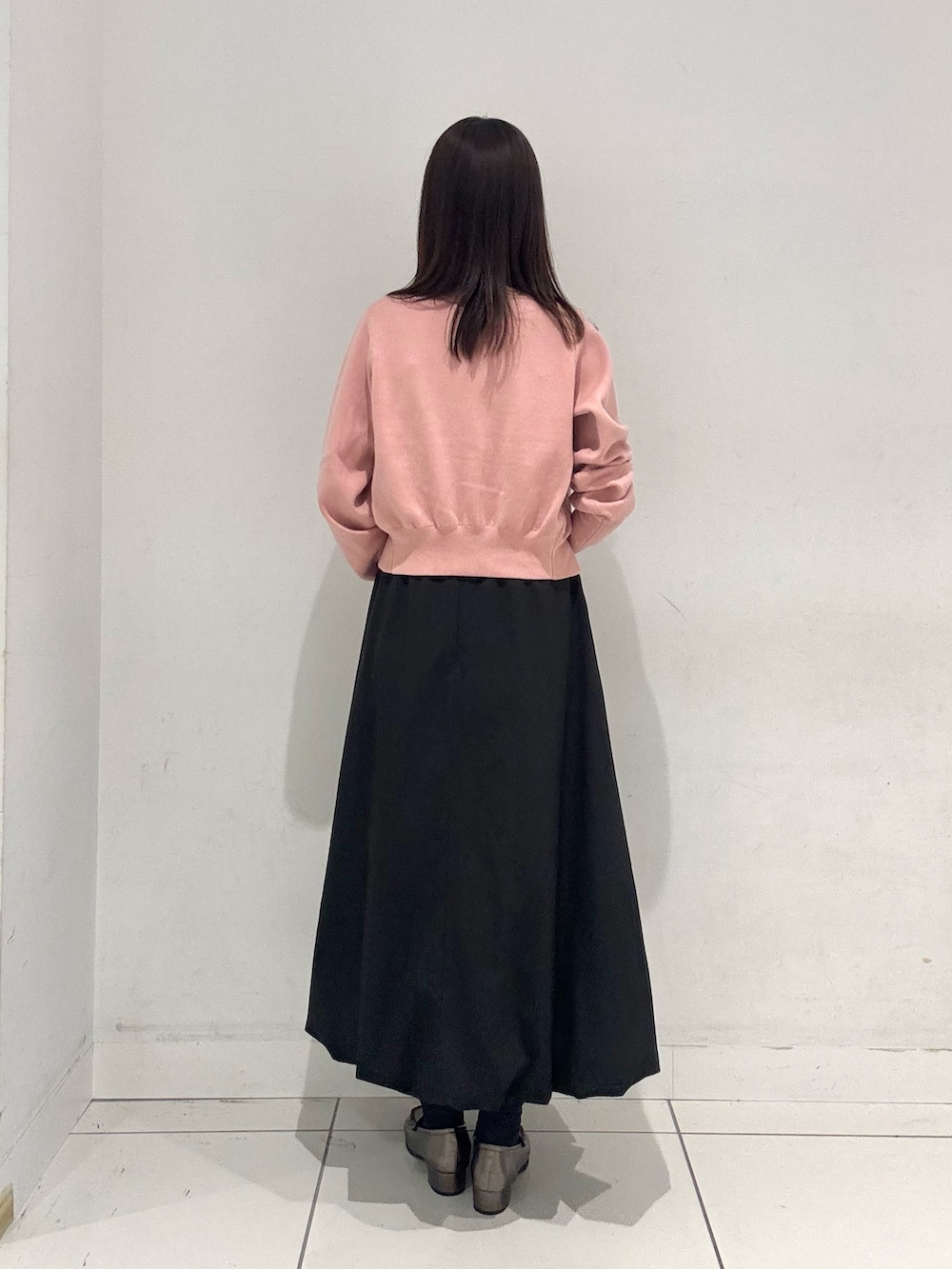 ピンク系のカーディガン/ボレロ、ブラック系のスカート、その他のローファーを着用したレディースの秋コーディネートの3枚目の写真