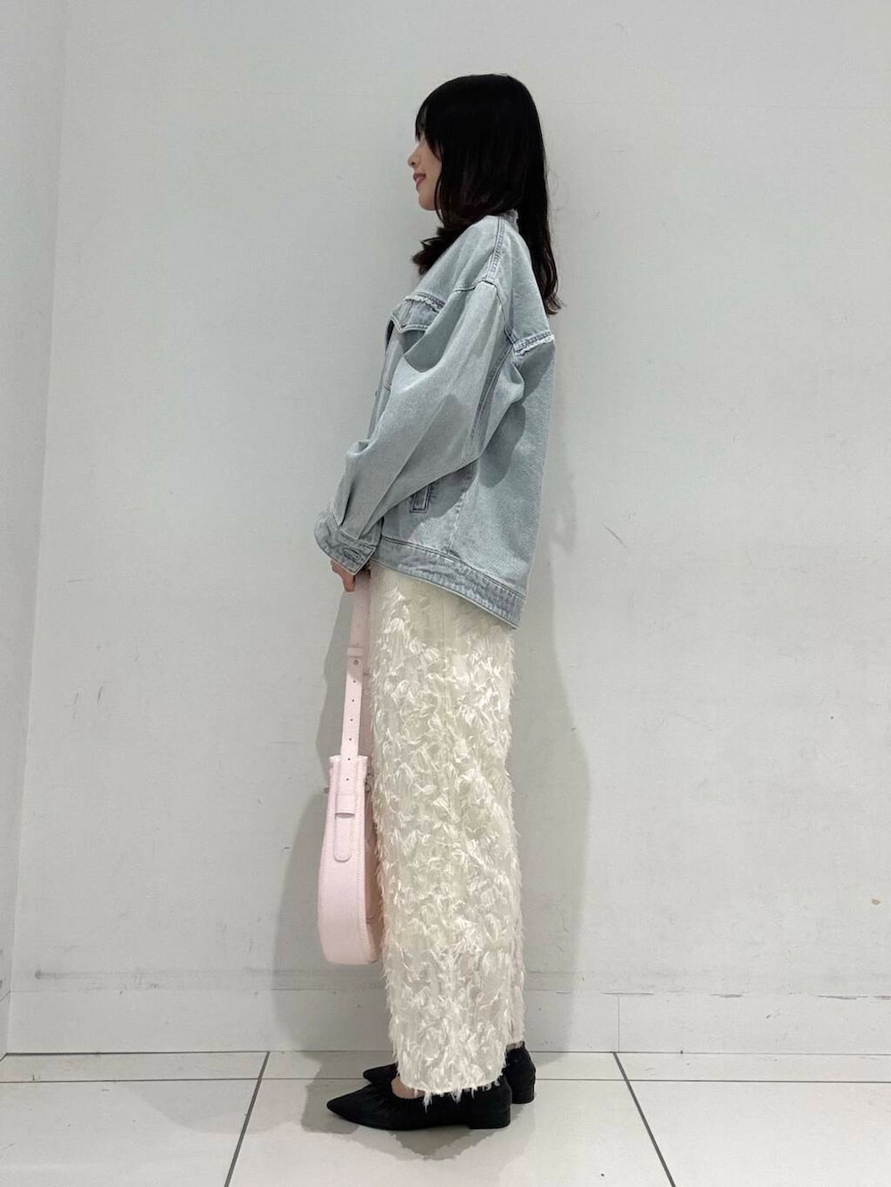 ブラック系のTシャツ/カットソー、ピンク系のショルダーバッグ、ホワイト系のその他パンツを着用したレディースの春コーディネートの2枚目の写真