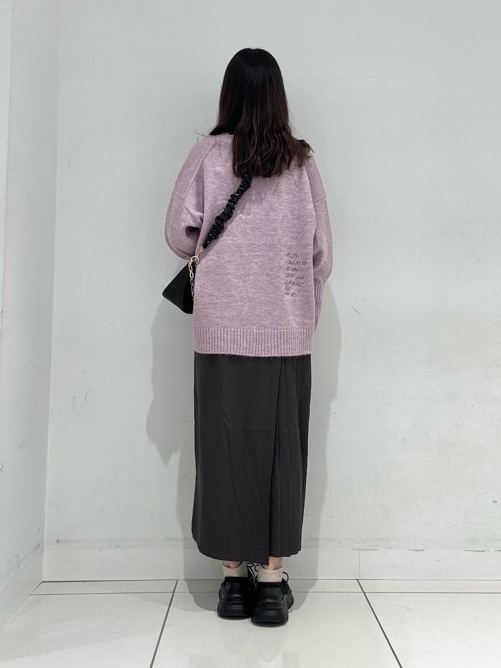 ブラック系のTシャツ/カットソー、グレー系のワンピース、ブラック系のスニーカーを着用したレディースの冬コーディネートの4枚目の写真