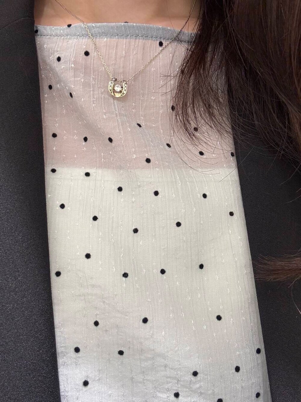 ホワイト系のローファー、ホワイト系のハンドバッグ、ホワイト系のキャミソールを着用したレディースの春コーディネートの6枚目の写真