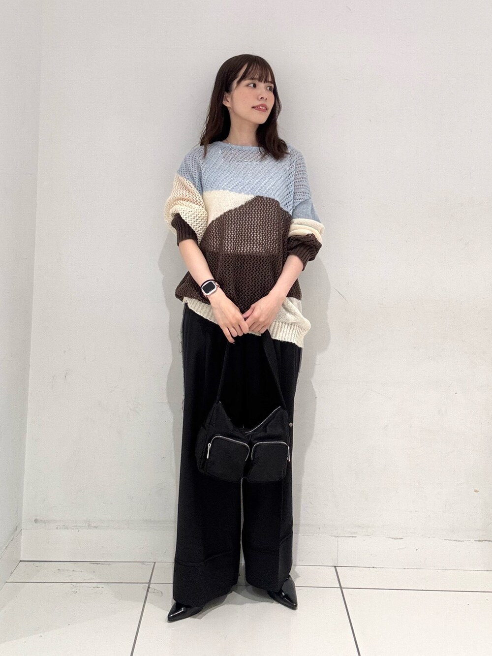 ブルー系のニット/セーター、ブラック系のその他パンツ、ブラック系のその他シューズを着用したレディースの秋コーディネートの4枚目の写真
