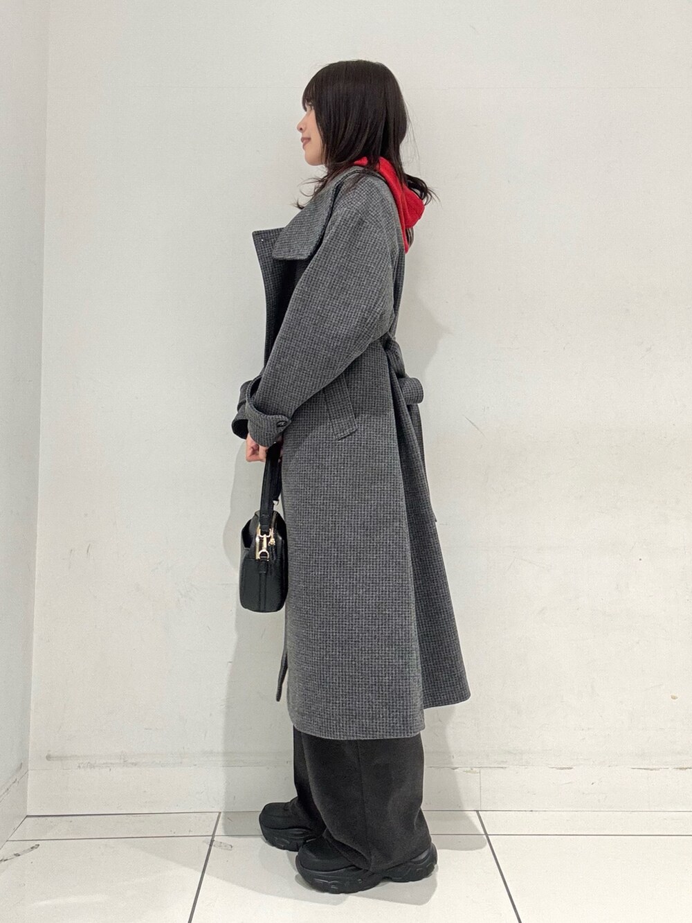 グレー系のその他アウター、レッド系のニット/セーター、ホワイト系のTシャツ/カットソーを着用したレディースの秋コーディネートの2枚目の写真