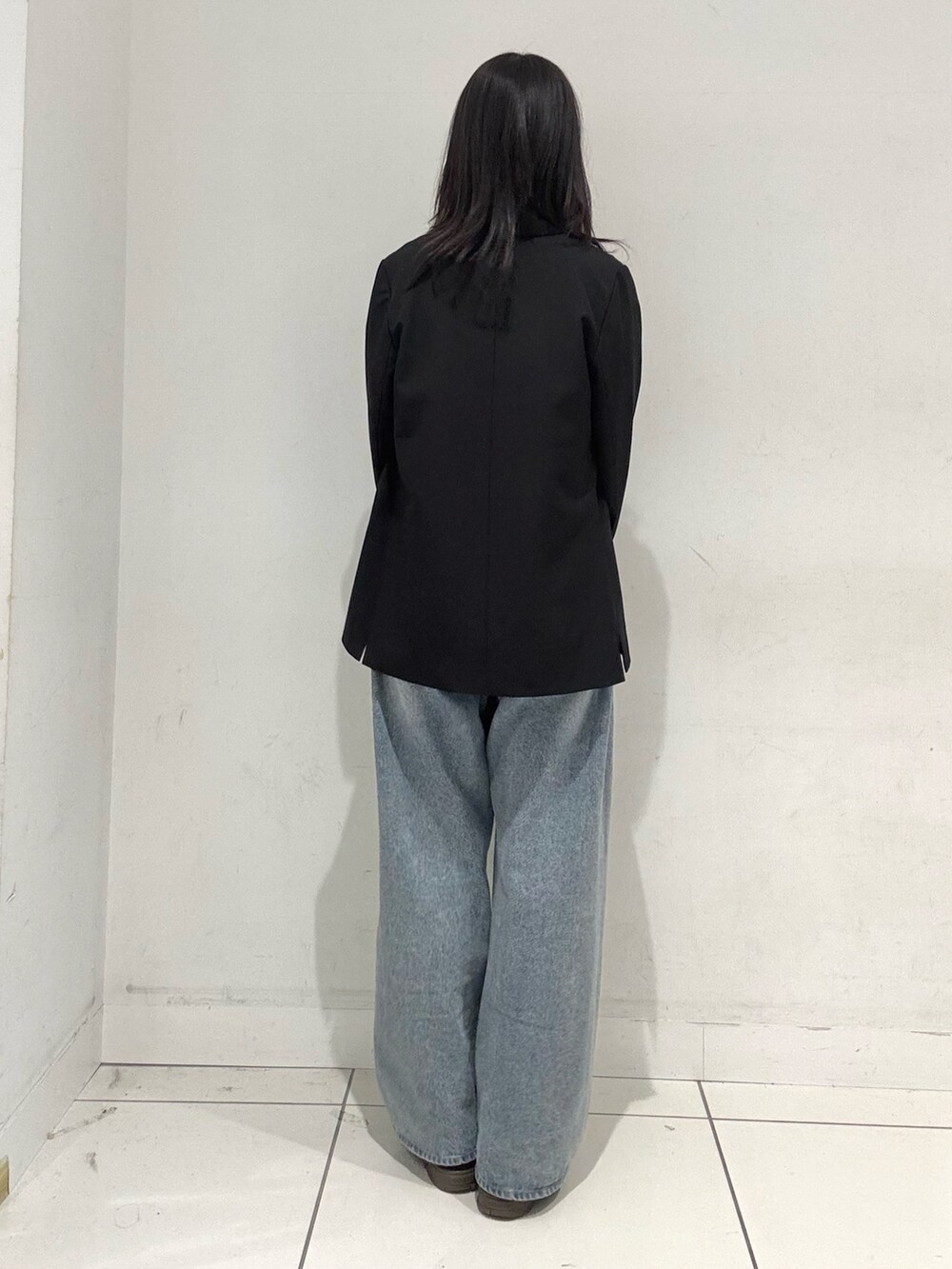 ピンク系のTシャツ/カットソー、ブラック系のその他アウター、ブルー系のデニムパンツを着用したレディースの秋コーディネートの3枚目の写真