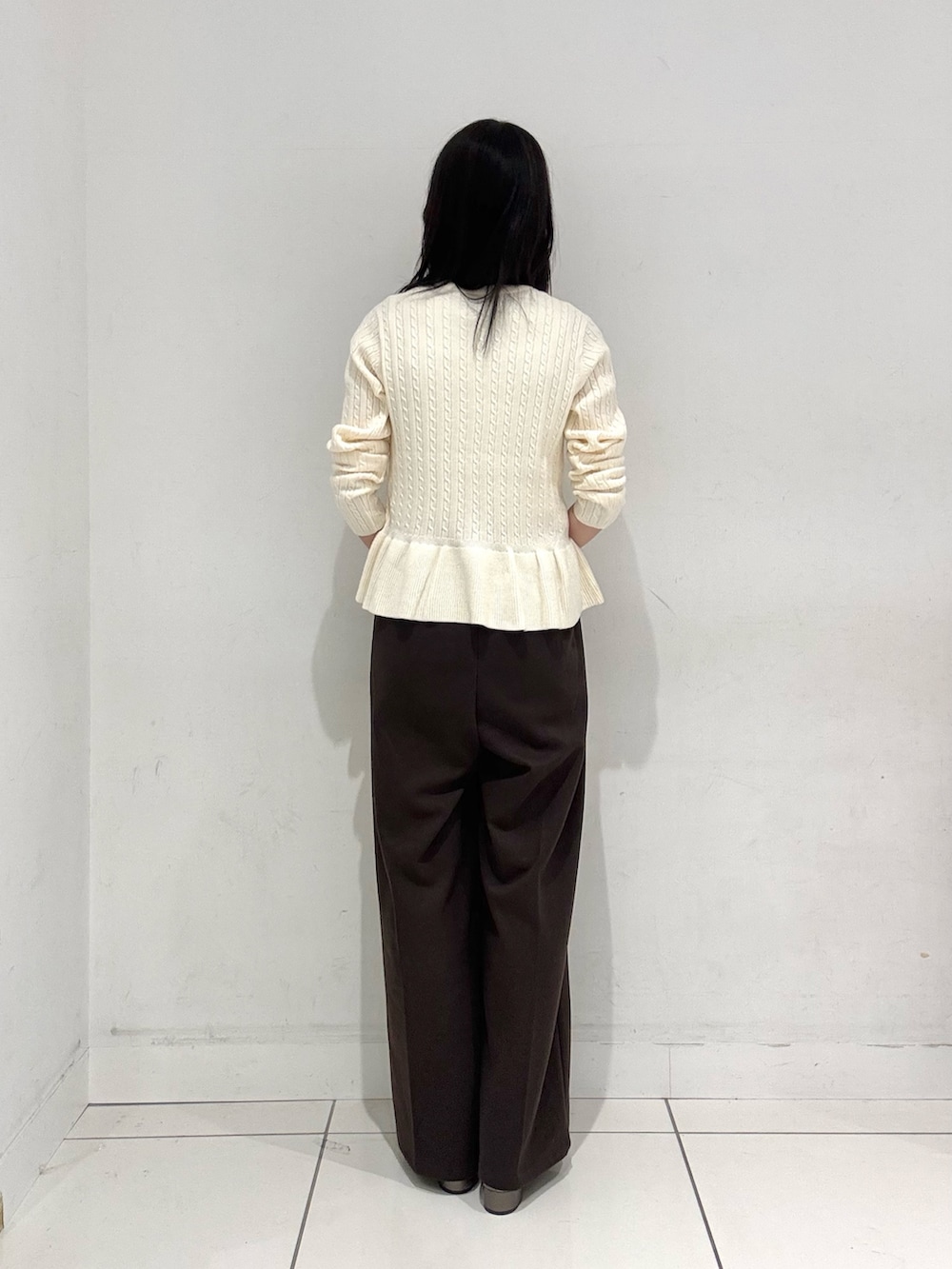 ホワイト系のニット/セーター、ブラウン系のその他パンツ、ホワイト系のトートバッグを着用したレディースの秋コーディネートの3枚目の写真