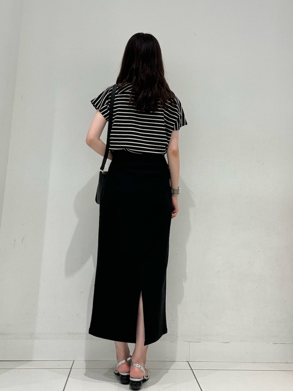 ブラック系のTシャツ/カットソー、ブラック系のショルダーバッグ、ブラック系のスカートを着用したレディースの夏コーディネートの3枚目の写真