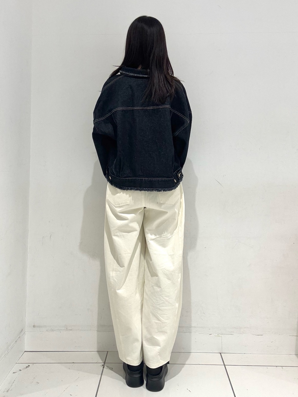 ピンク系のTシャツ/カットソー、ブルー系のデニムジャケット、ホワイト系のショルダーバッグを着用したレディースの冬コーディネートの3枚目の写真