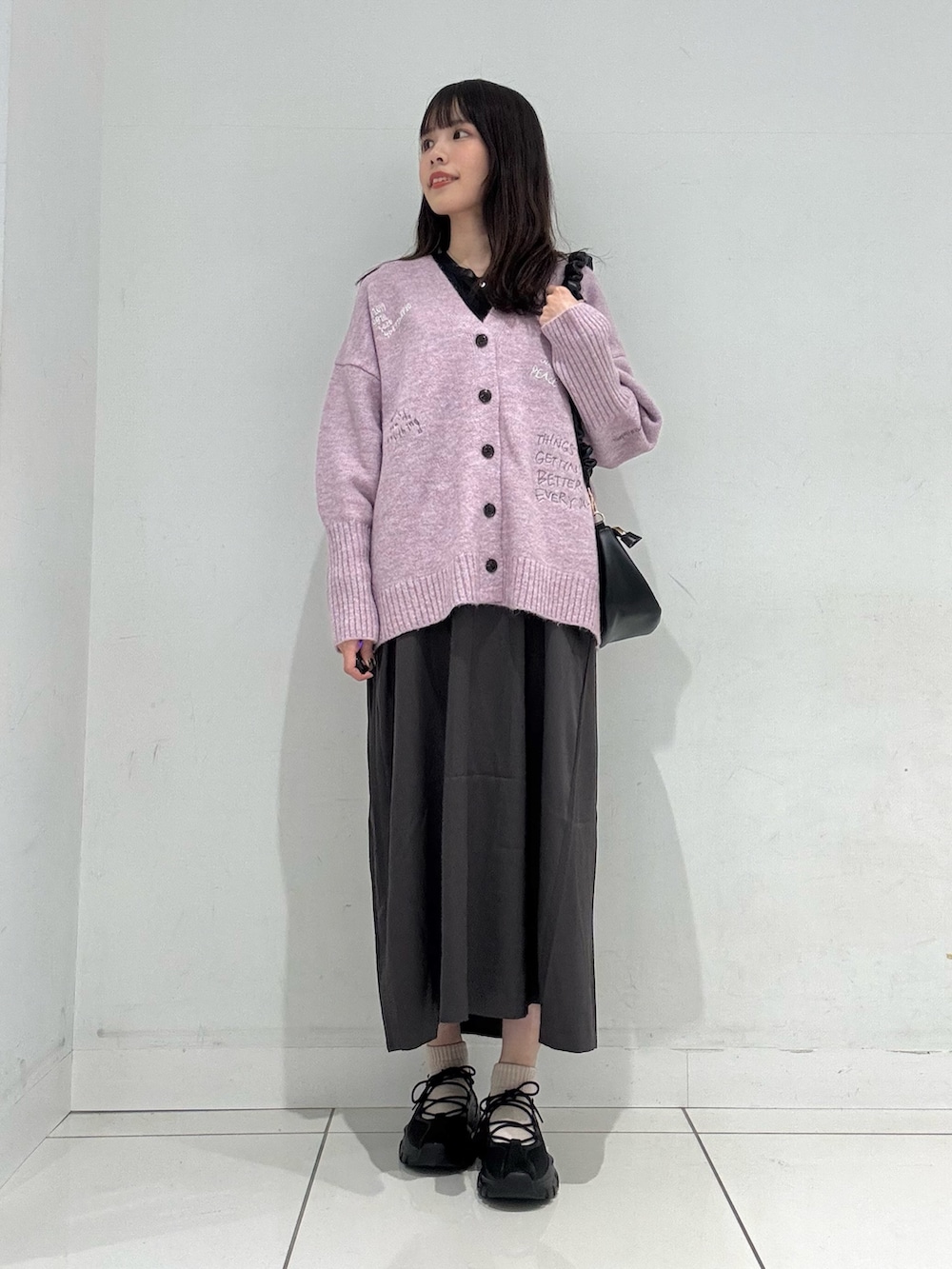 ブラック系のTシャツ/カットソー、グレー系のワンピース、ブラック系のスニーカーを着用したレディースの冬コーディネートの2枚目の写真