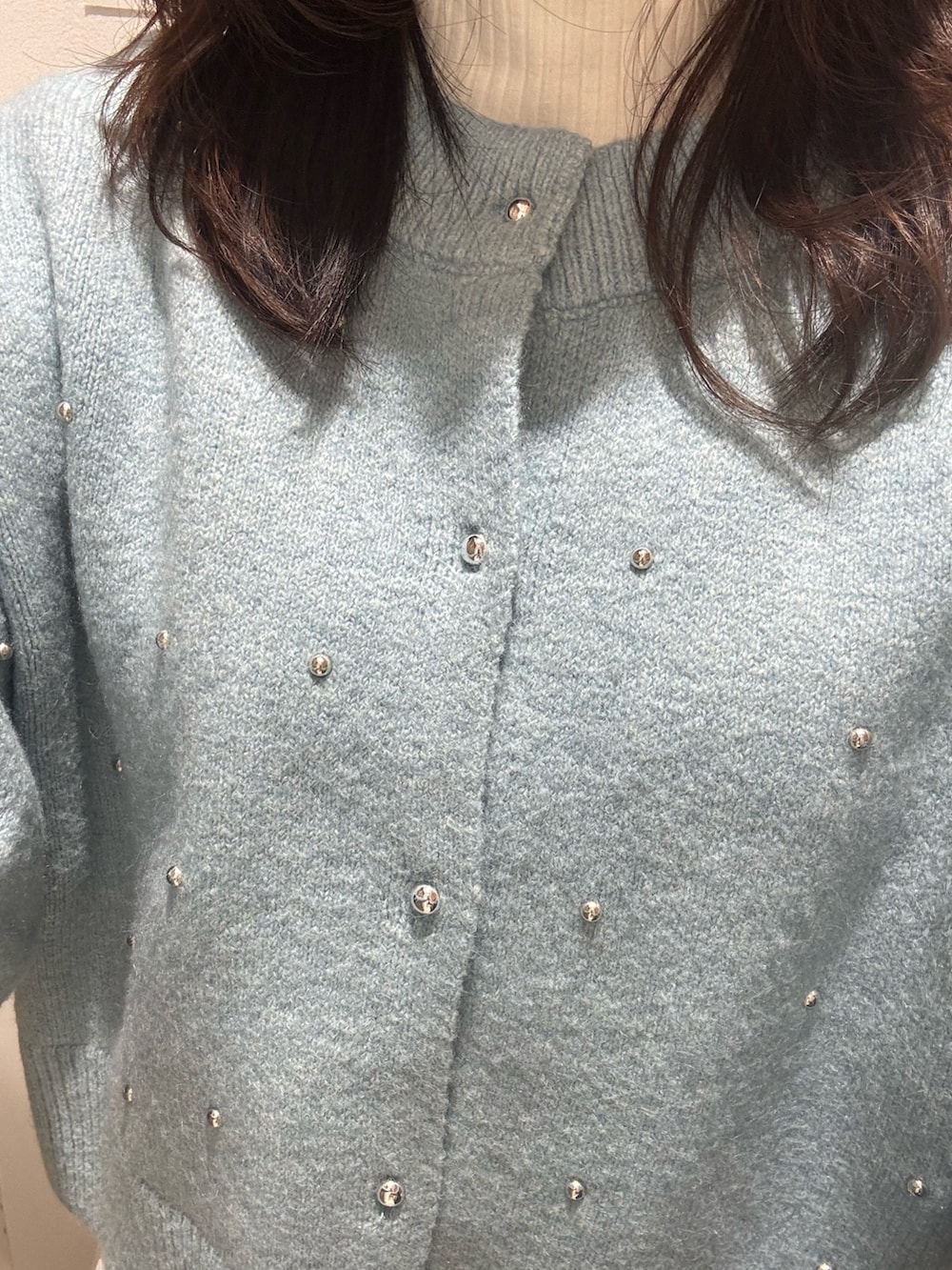 ホワイト系のスカート、グレー系のトートバッグ、ブラック系のブーツを着用したレディースの秋コーディネートの5枚目の写真