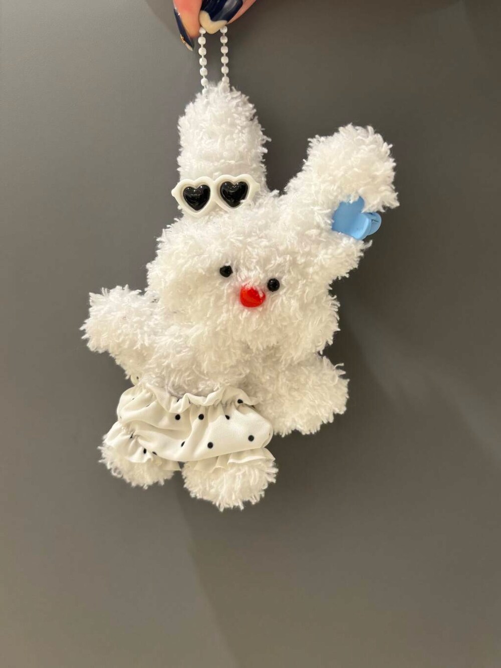 ブラック系のボストンバッグ、ホワイト系のキーホルダーを着用したレディースの冬コーディネートの2枚目の写真