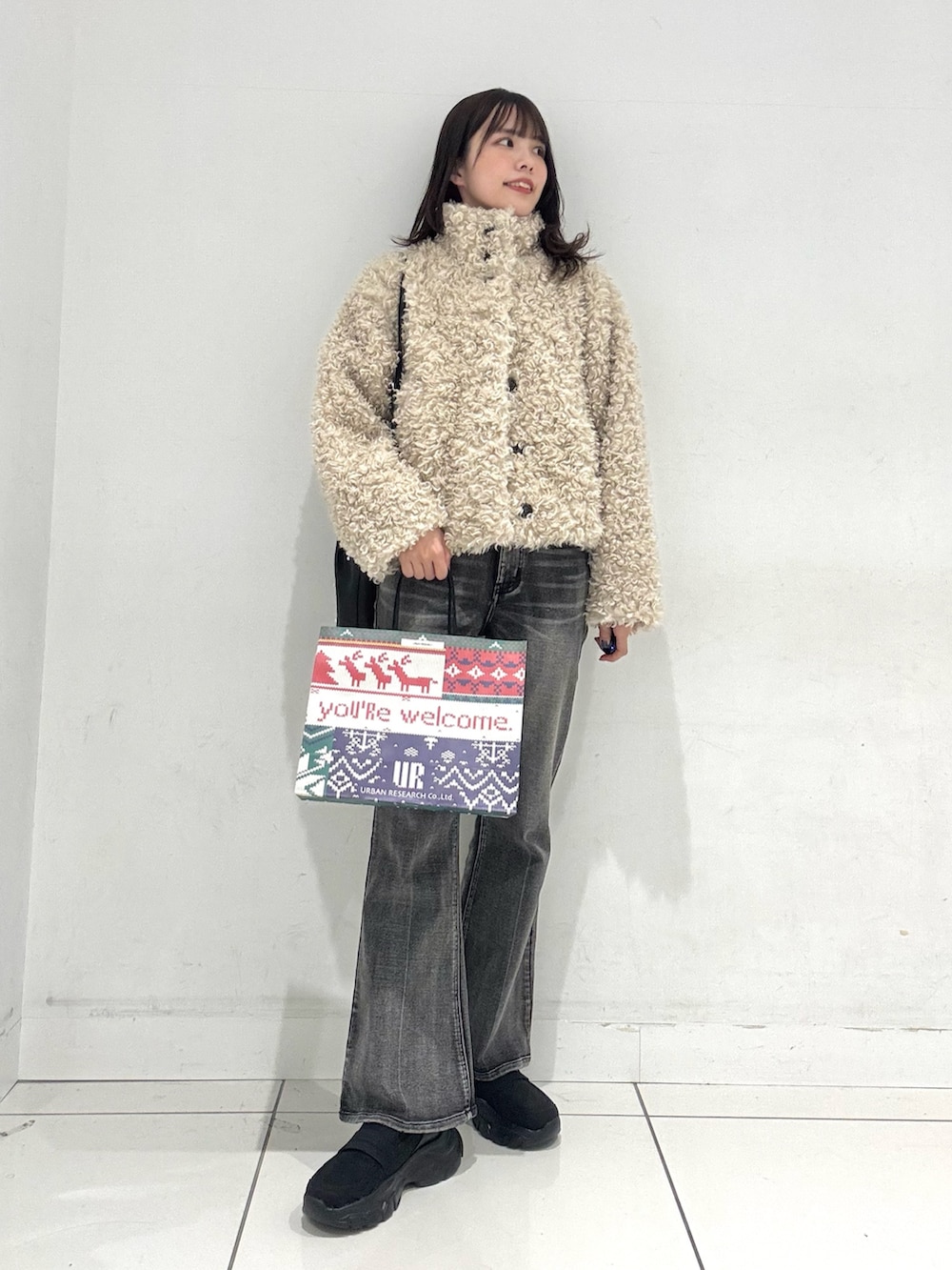 ホワイト系のその他アウター、ブラック系のその他パンツ、ブラック系のローファーを着用したレディースの秋コーディネートの4枚目の写真