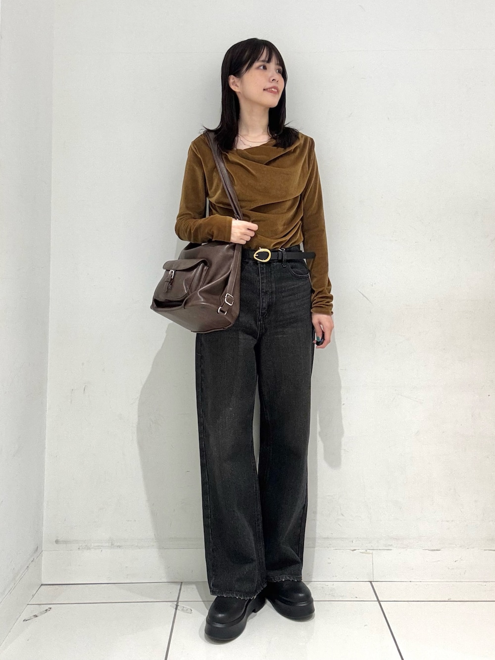 イエロー系のその他トップス、ブラック系のデニムパンツ、ブラウン系のバックパック/リュックを着用したレディースの冬コーディネートの4枚目の写真