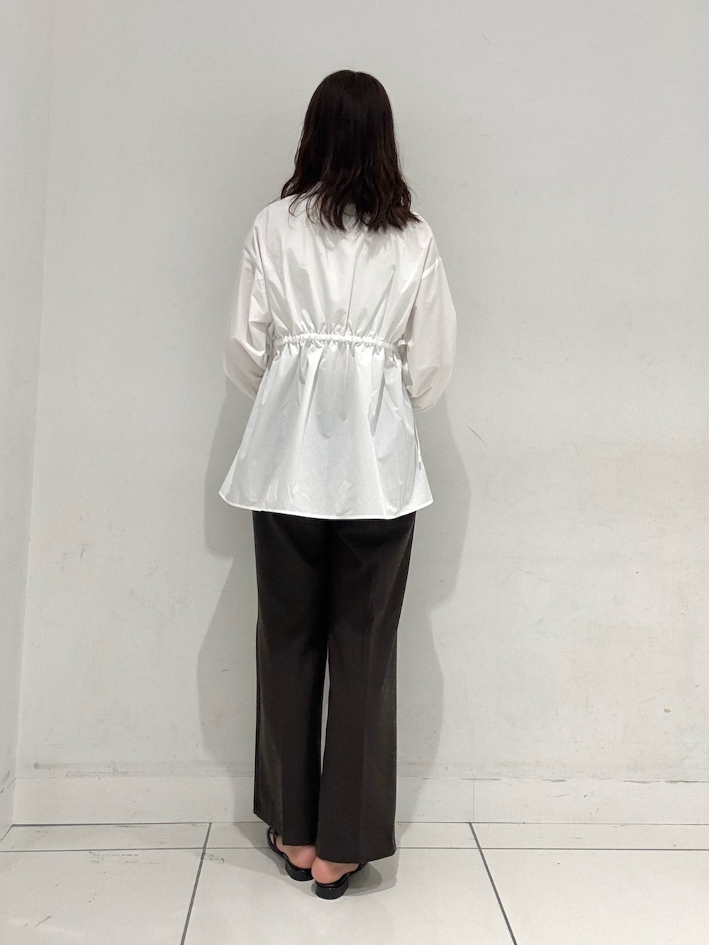 ホワイト系のシャツ/ブラウス、ブラック系のトートバッグ、ブラック系のその他シューズを着用したレディースの秋コーディネートの4枚目の写真