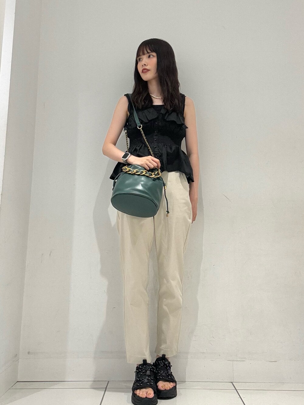 ベージュ系のその他パンツ、ブラック系のキャミソール、グリーン系のショルダーバッグを着用したレディースの夏コーディネートの4枚目の写真