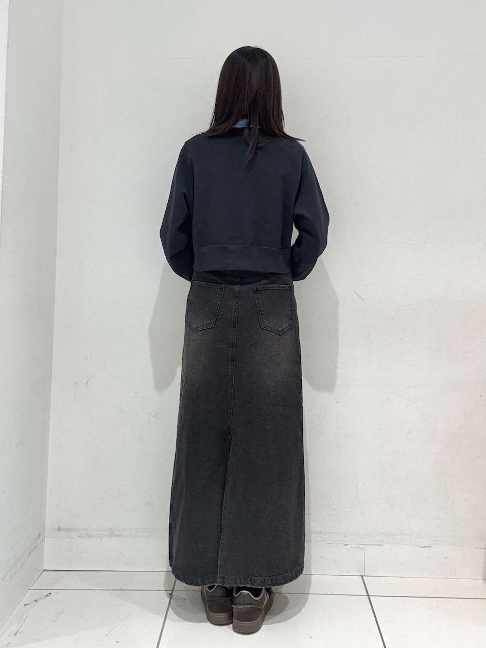 ブルー系のカーディガン/ボレロ、ブラック系のスカート、ブルー系のシャツ/ブラウスを着用したレディースの冬コーディネートの3枚目の写真