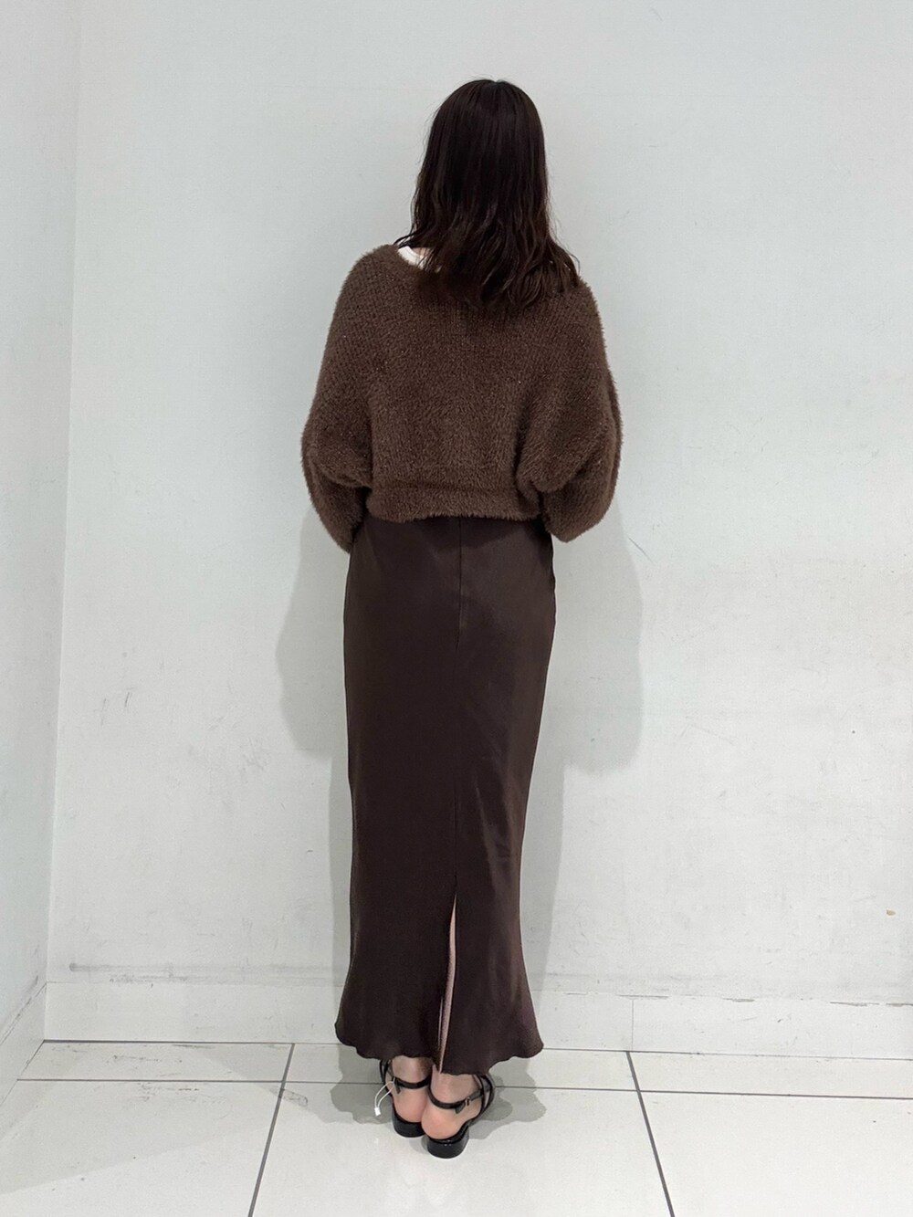 ブラウン系のスカート、ブラウン系のカーディガン/ボレロ、ブラック系のその他シューズを着用したレディースの秋コーディネートの3枚目の写真