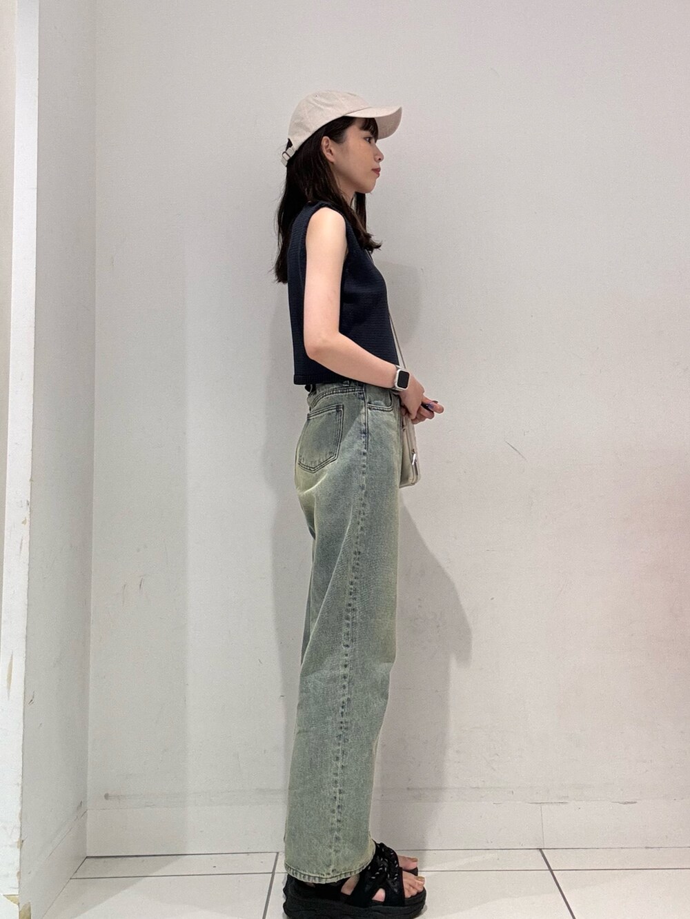 ブルー系のニット/セーター、ブルー系のその他パンツ、ホワイト系のショルダーバッグを着用したレディースの夏コーディネートの2枚目の写真