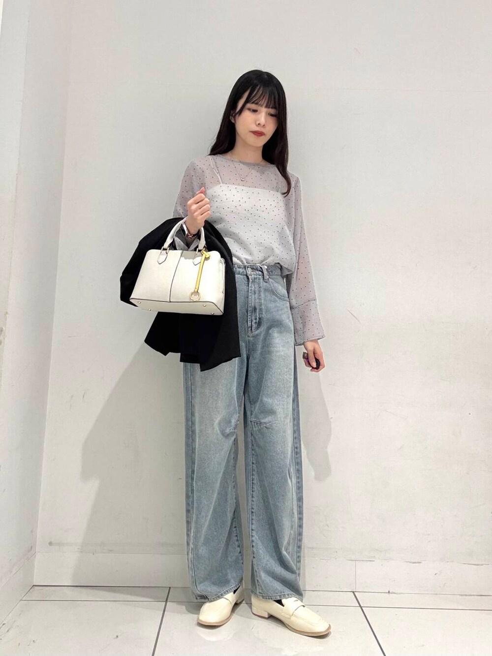 ホワイト系のローファー、ホワイト系のハンドバッグ、ホワイト系のキャミソールを着用したレディースの春コーディネートの5枚目の写真