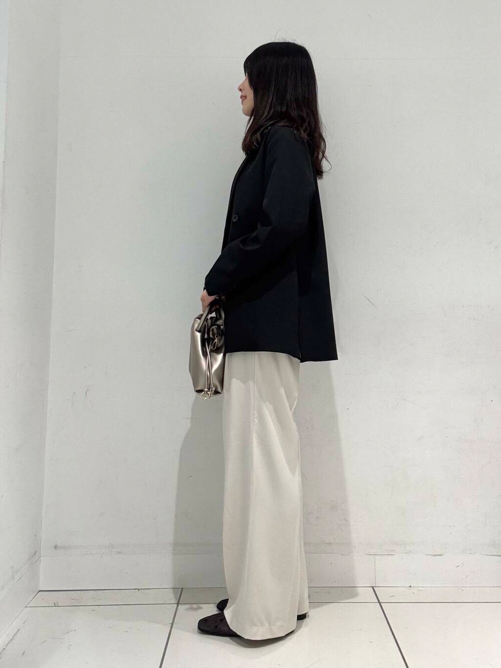 ベージュ系のその他パンツ、ブラック系のバレエシューズ、ブラック系のその他アウターを着用したレディースの春コーディネートの2枚目の写真