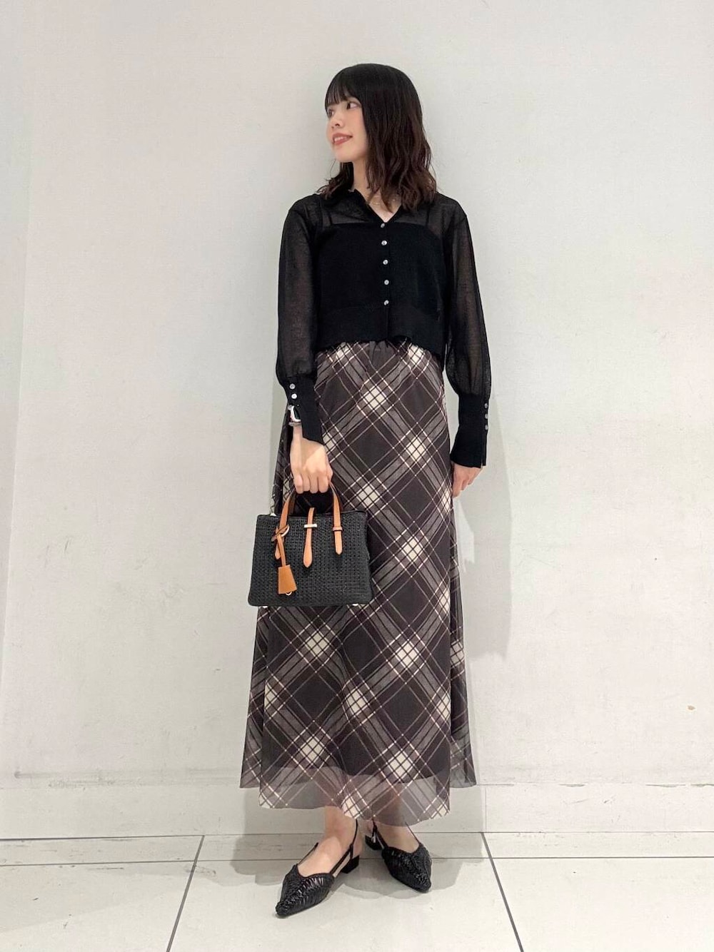 ブラック系のキャミソール、ブラック系のサンダル、ブラック系のトートバッグを着用したレディースの夏コーディネートの4枚目の写真