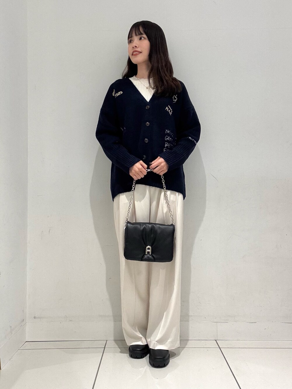 ブルー系のカーディガン/ボレロ、ベージュ系のニット/セーター、ベージュ系のその他パンツを着用したレディースの冬コーディネートの4枚目の写真