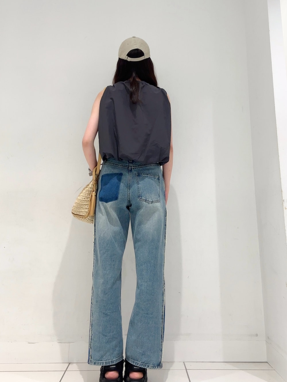 ブラック系のシャツ/ブラウス、ブルー系のデニムパンツ、イエロー系のハンドバッグを着用したレディースの夏コーディネートの2枚目の写真