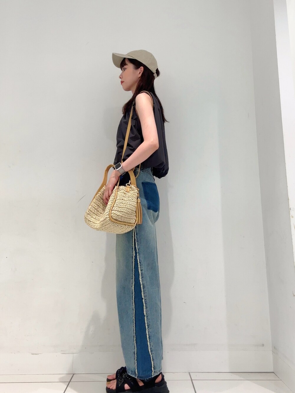 ブラック系のシャツ/ブラウス、ブルー系のデニムパンツ、イエロー系のハンドバッグを着用したレディースの夏コーディネートの3枚目の写真