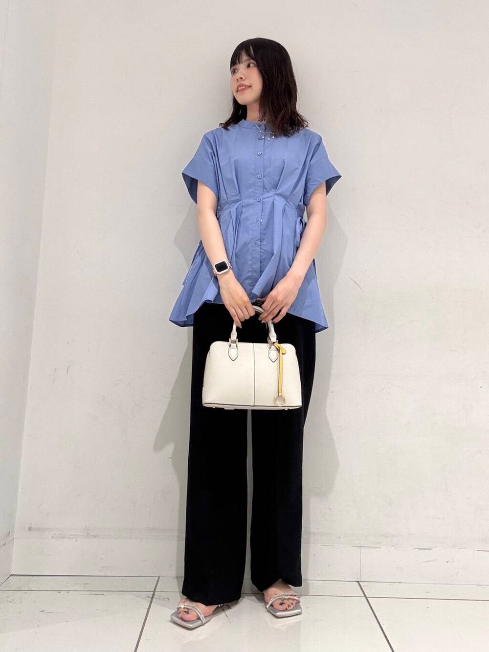 ホワイト系のハンドバッグ、ブラック系のその他パンツ、シルバー系のサンダルを着用したレディースの夏コーディネートの4枚目の写真