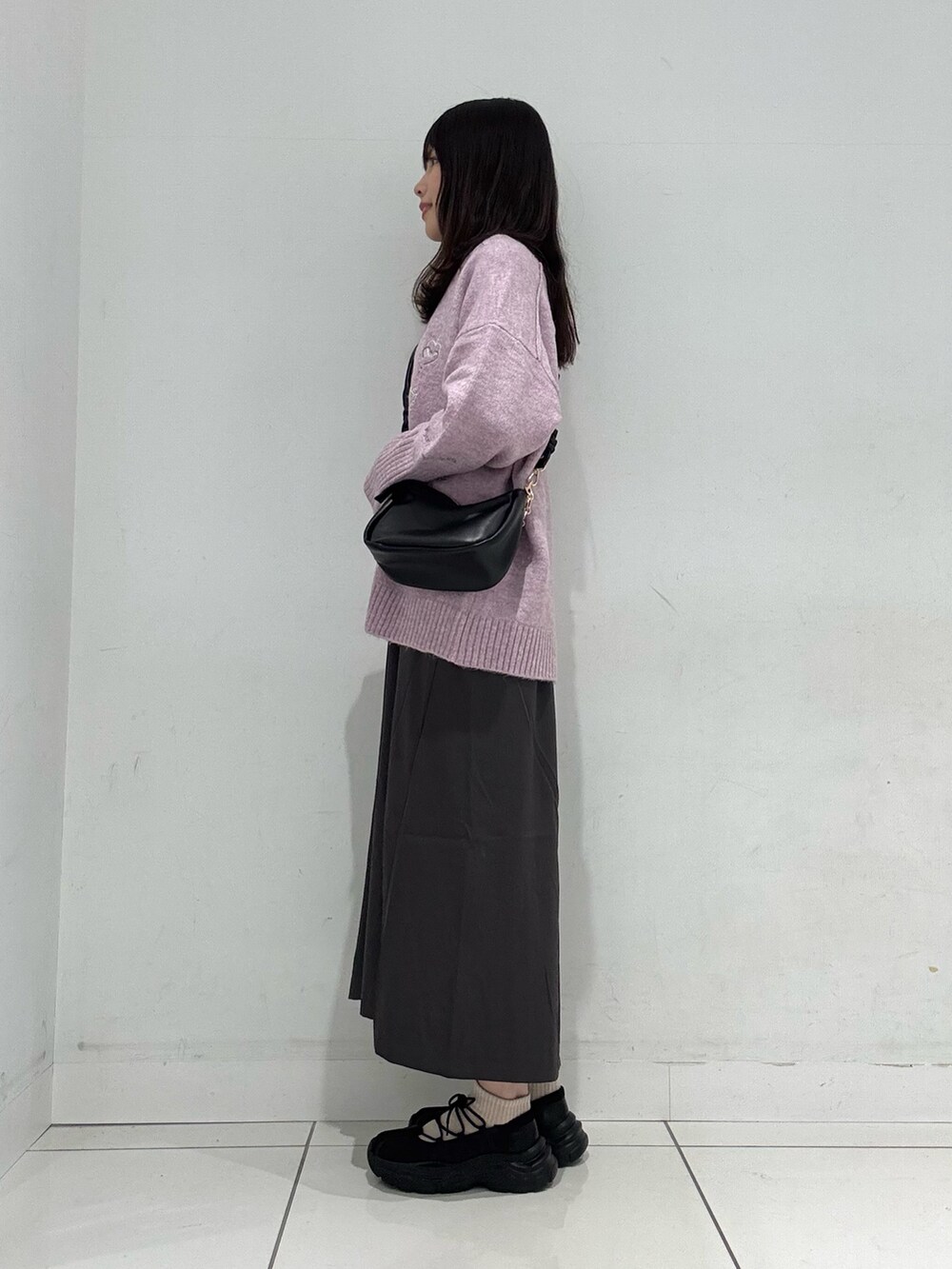 ブラック系のTシャツ/カットソー、グレー系のワンピース、ブラック系のスニーカーを着用したレディースの冬コーディネートの3枚目の写真