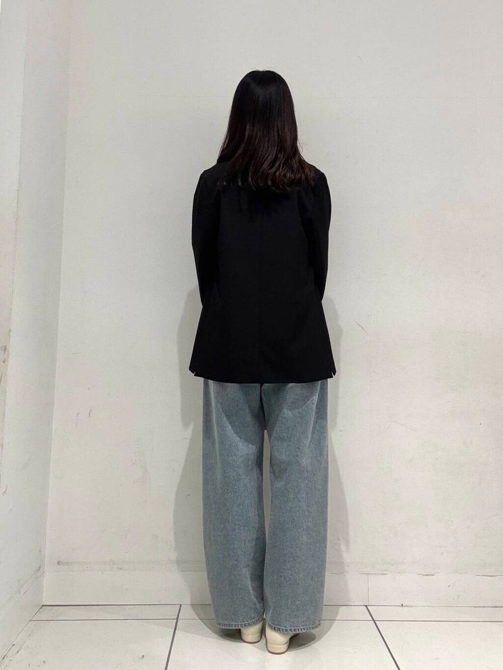 ホワイト系のローファー、ホワイト系のハンドバッグ、ホワイト系のキャミソールを着用したレディースの春コーディネートの3枚目の写真