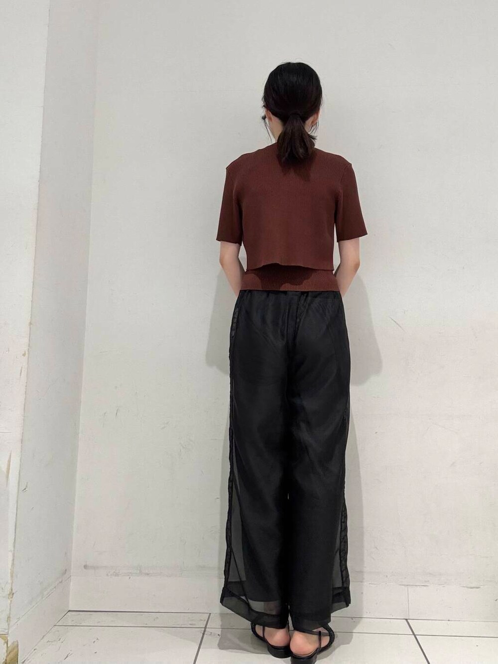 ベージュ系のかごバッグ、ブラック系のサンダル、ブラック系のその他パンツを着用したレディースの夏コーディネートの3枚目の写真