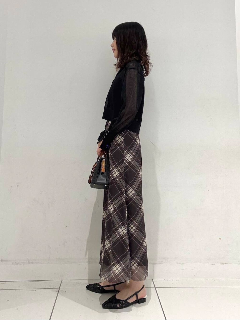 ブラック系のキャミソール、ブラック系のサンダル、ブラック系のトートバッグを着用したレディースの夏コーディネートの2枚目の写真