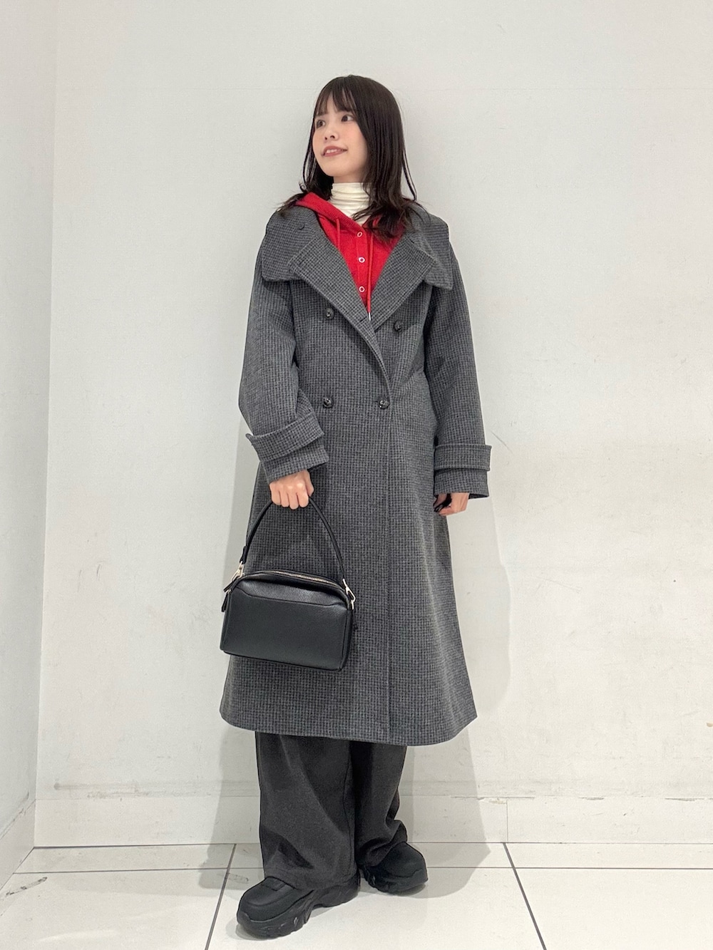 グレー系のその他アウター、レッド系のニット/セーター、ホワイト系のTシャツ/カットソーを着用したレディースの秋コーディネートの4枚目の写真