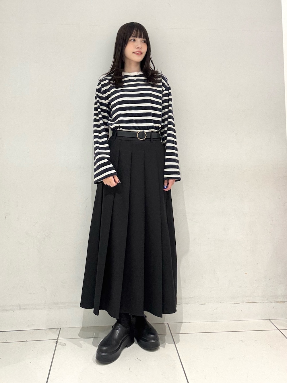 ブルー系のTシャツ/カットソー、ホワイト系のテーラードジャケット、ブラウン系のハンドバッグを着用したレディースの冬コーディネートの4枚目の写真