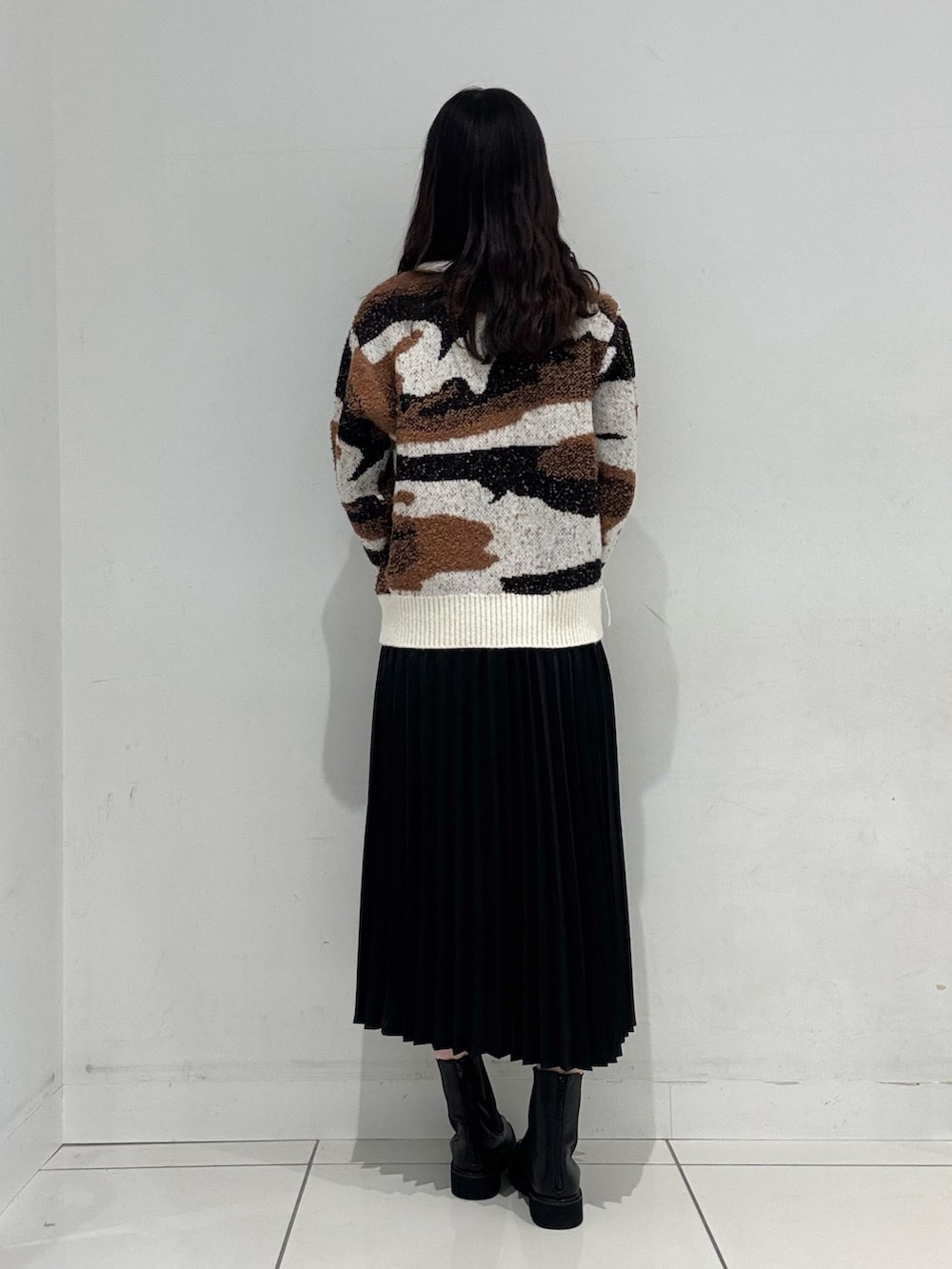 ホワイト系のニット/セーター、ブラック系のスカート、ブラック系のハンドバッグを着用したレディースの冬コーディネートの3枚目の写真