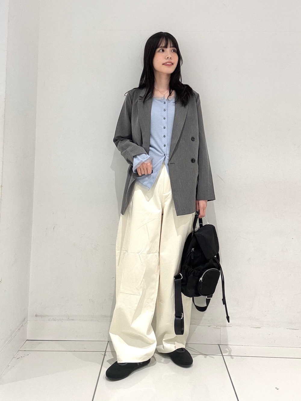 ブルー系のカーディガン/ボレロ、グレー系のテーラードジャケット、ホワイト系のその他パンツを着用したレディースの春コーディネートの4枚目の写真