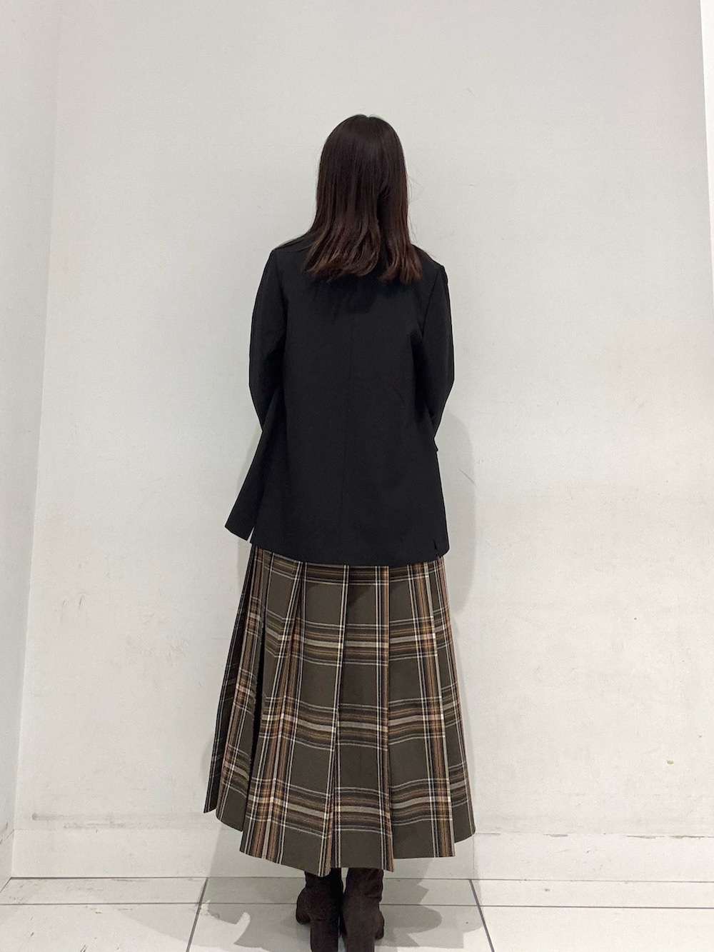 ブラック系のその他アウター、ホワイト系のシャツ/ブラウス、ブラウン系のスカートを着用したレディースの秋コーディネートの3枚目の写真