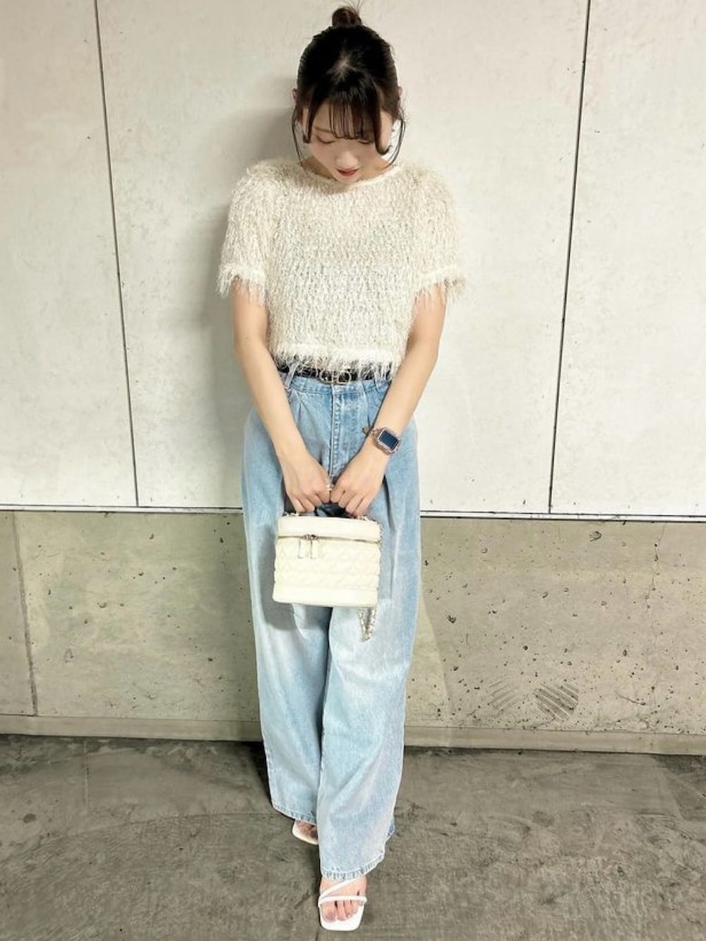 「夏コーデ、大人カジュアルコーデ、キレイめカジュアル、大人女子、夏服、パンツスタイル、おでかけコーデ、INGNI、INGNIコーデ、INGNIスタッフ」｜「INGNIのフェザーカットプルオーバー（シャツ/ブラウス、ホワイト系）」を使った、ingnimkさん（骨格ウェーブ・レディース・158cm）の夏コーディネートの3枚目の写真