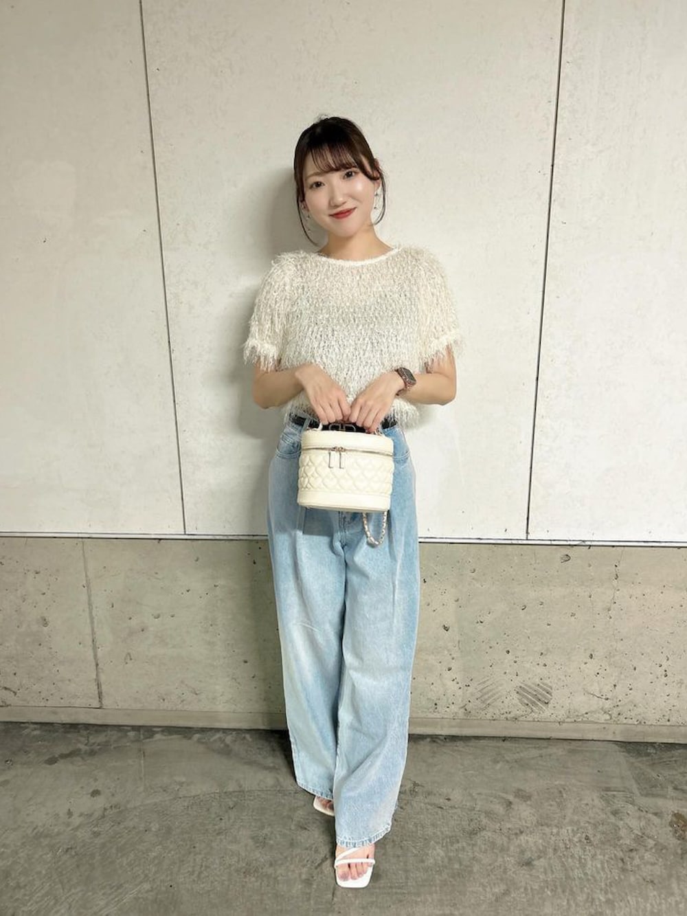 「夏コーデ、大人カジュアルコーデ、キレイめカジュアル、大人女子、夏服、パンツスタイル、おでかけコーデ、INGNI、INGNIコーデ、INGNIスタッフ」｜「INGNIのフェザーカットプルオーバー（シャツ/ブラウス、ホワイト系）」を使った、ingnimkさん（骨格ウェーブ・レディース・158cm）の夏コーディネートの2枚目の写真