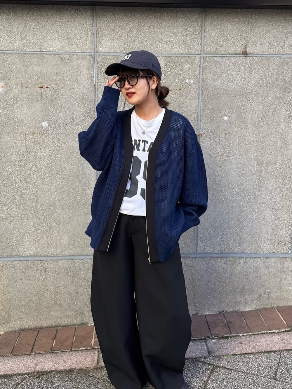 ブルー系のカーディガン/ボレロ、ブラック系のスラックスを着用したレディースの冬コーディネートの2枚目の写真