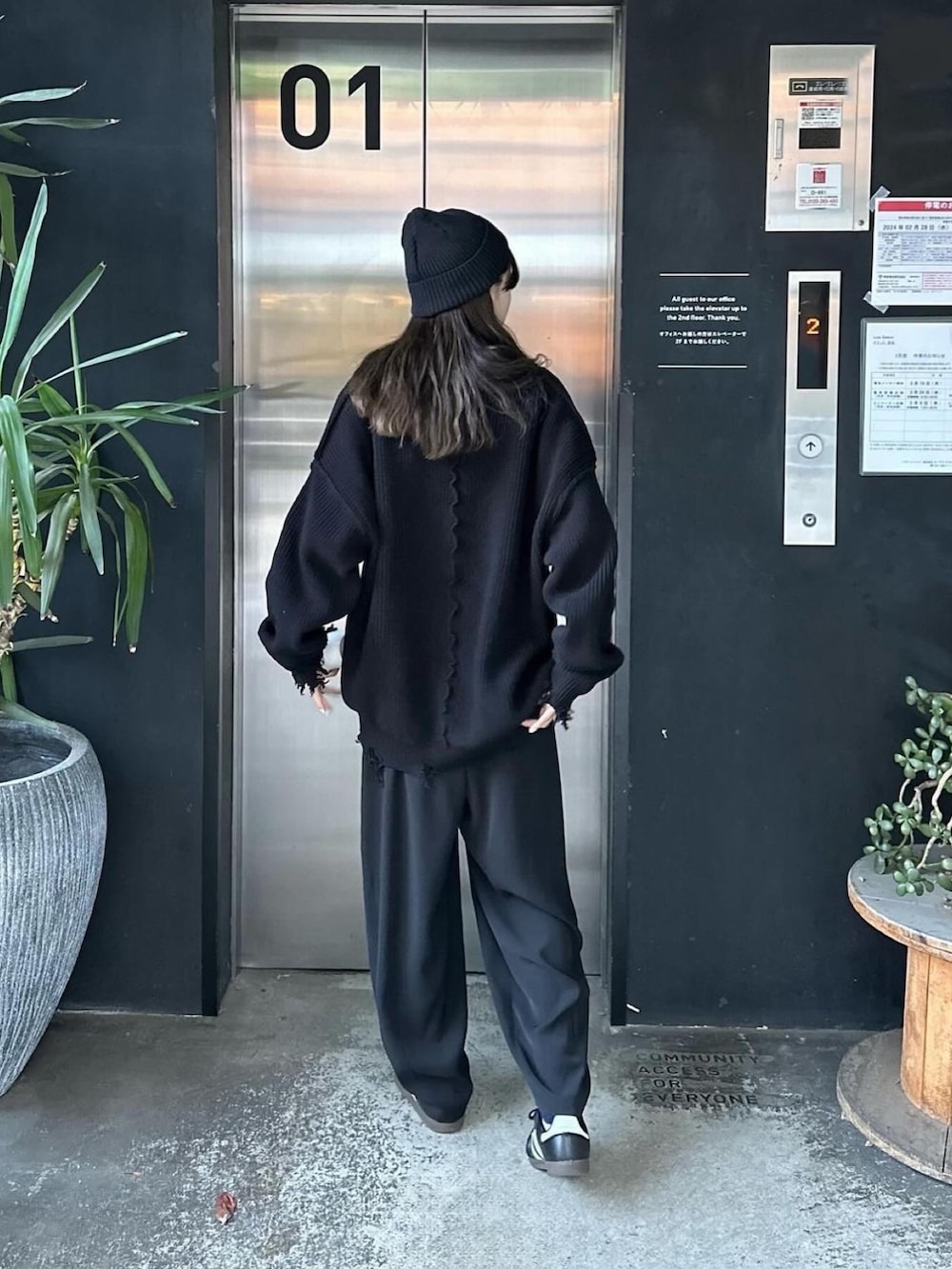 ブラック系のカーディガン/ボレロ、ブラック系のスラックスを着用したレディースの春コーディネートの3枚目の写真