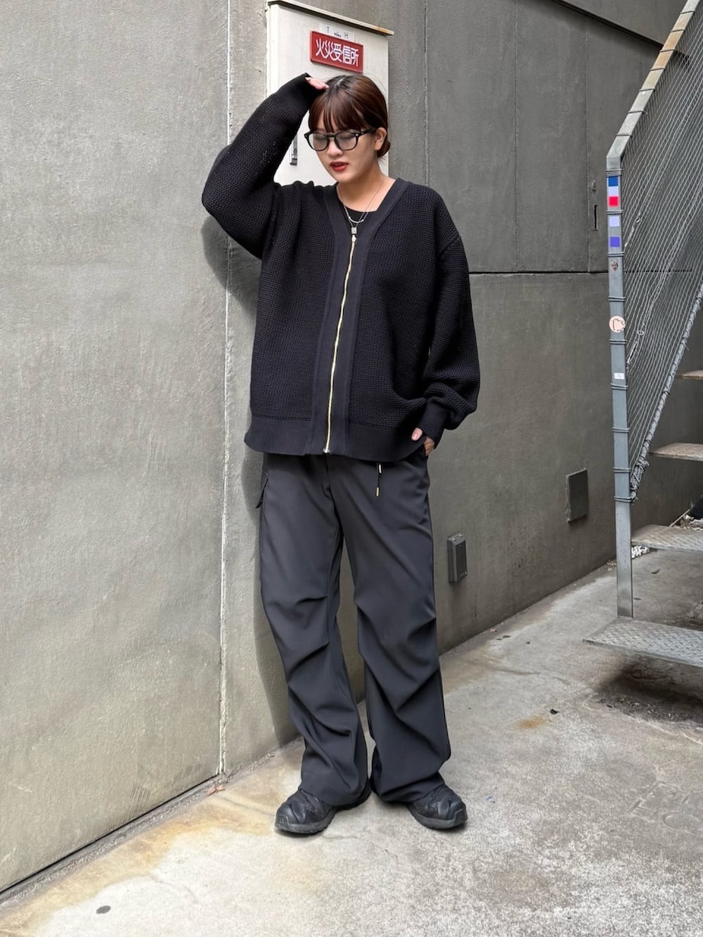 ブルー系のカーディガン/ボレロ、ホワイト系のカーゴパンツを着用したレディースの冬コーディネートの2枚目の写真