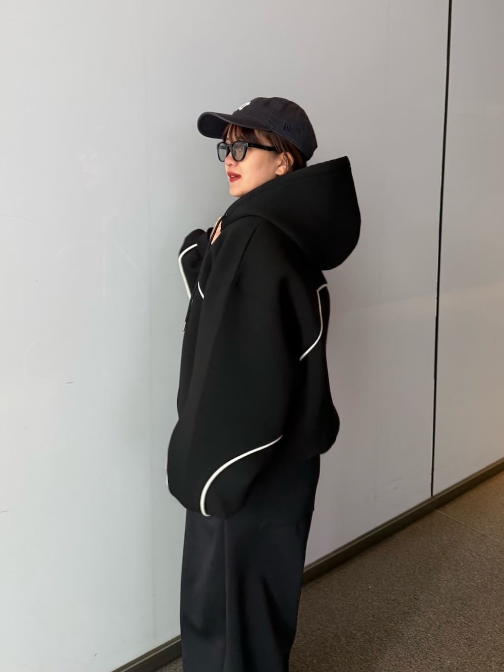 グレー系のその他パンツ、グレー系のパーカー、ブラック系のサングラスを着用したレディースの春コーディネートの6枚目の写真