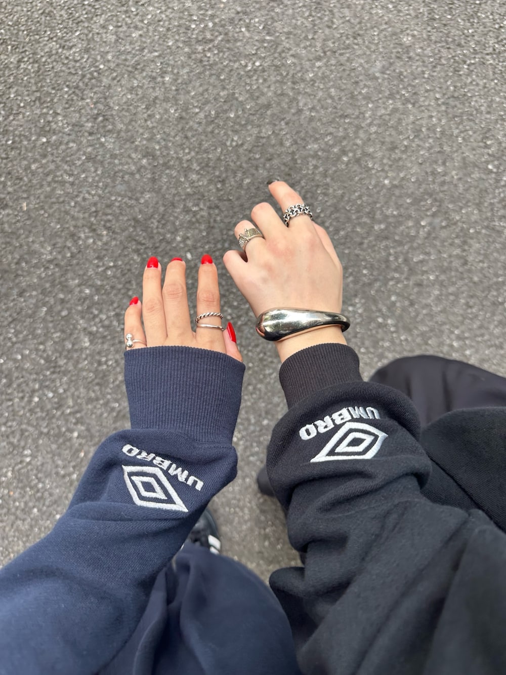 ブルー系のTシャツ/カットソー、ブルー系のパンツ、グレー系のサングラスを着用したレディースの夏コーディネートの3枚目の写真